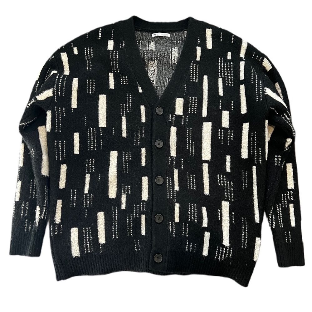 I’m selling a Medium size Zara cardigan. It’s only been worn once!